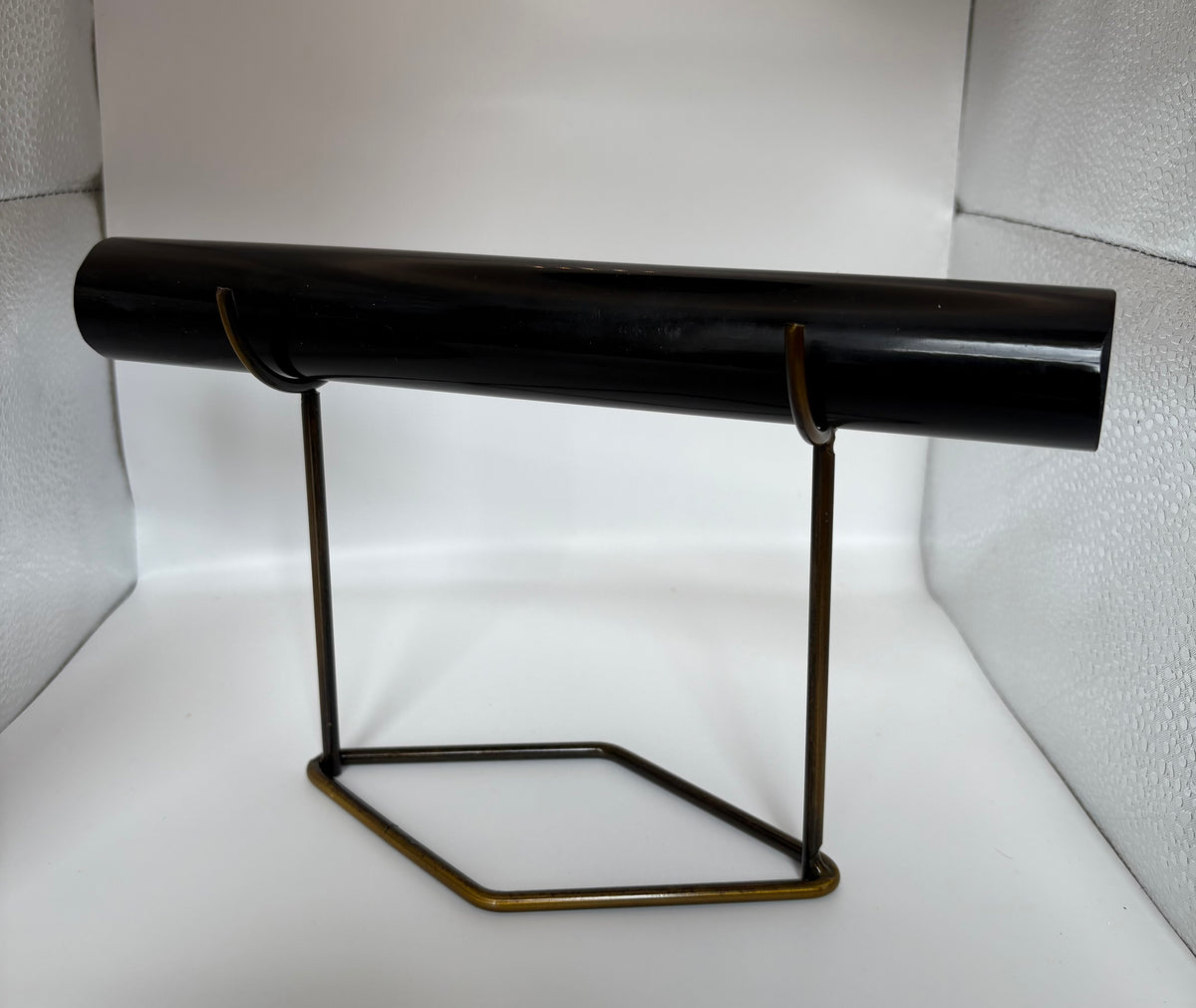 Obsidian bracelet holder with custom stand