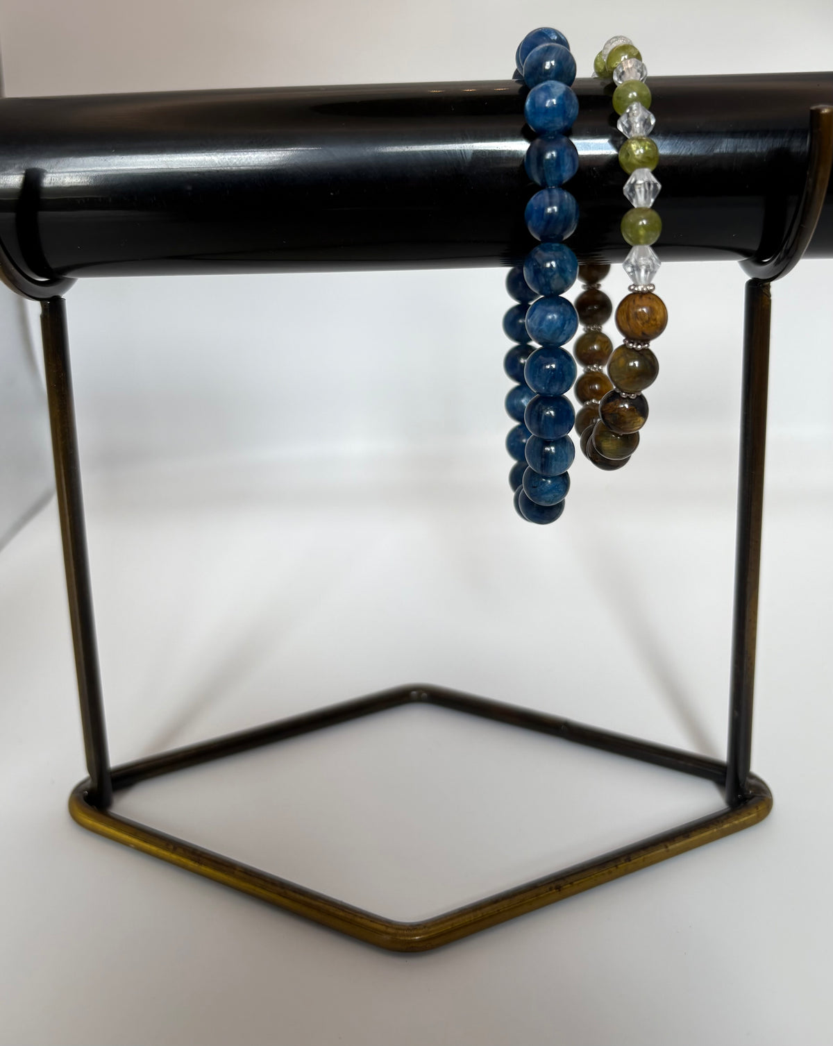 Obsidian bracelet holder with custom stand